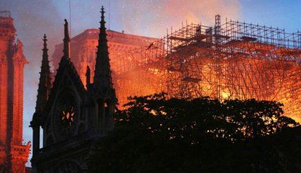Пожар в Нотр-Дам связали с заговором против христиан