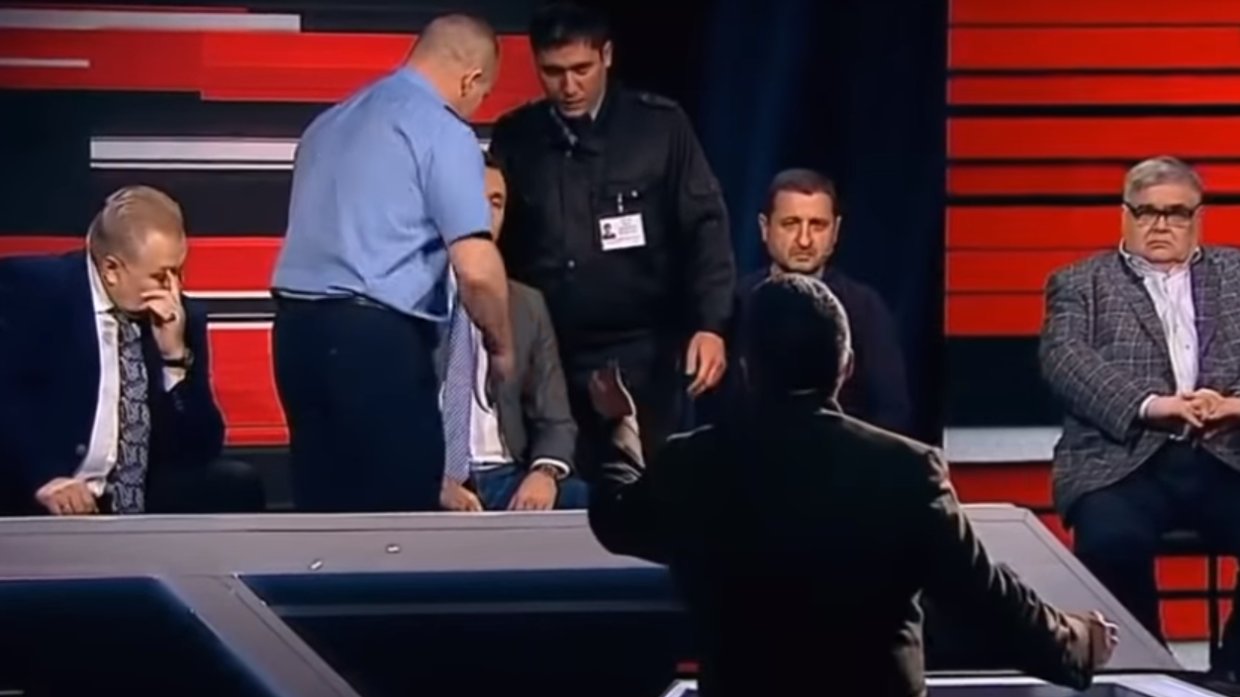 Выгоняют из студии. Выгоняют из студии. Кто против ведущий. Выгоняют из студии. Выгоняют из студии.