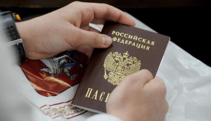 А вдруг отменят: жители Донбасса спешат получить гражданство РФ