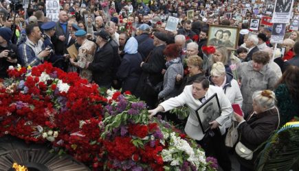 Разбитые памятники и столкновения: как прошел День Победы на Украине