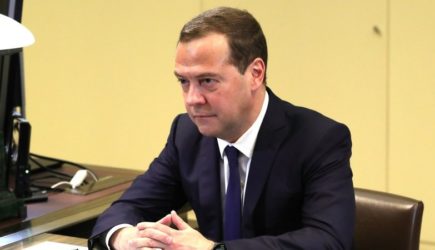 Медведев поздравил граждан с Днем России