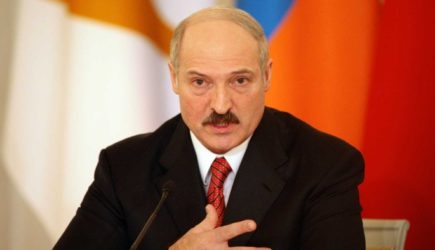 Путин поставил ультиматум не признавшему Крым Лукашенко