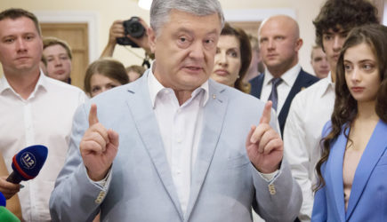 Возобновлено дело против Порошенко из-за инцидента в Керченском проливе