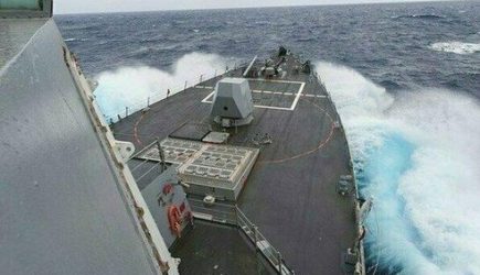 Корабль ВМС США открыл предупредительный огонь: известны детали