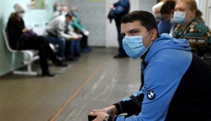 Простуженных россиян предложили освободить от работы без оформления больничного
