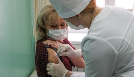 «Жирный крест на вакцинации»: Мясников о перечне противопоказаний Минздрава