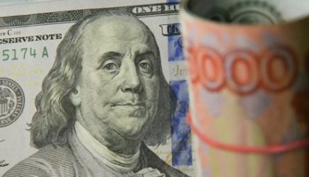 Экономист дал совет россиянам, у которых остались доллары