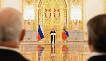 Пандемия не позволяет плотно общаться с иностранными послами, заявил Путин