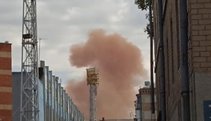 Клубы оранжевого дыма заметили над меткомбинатом в Челябинске