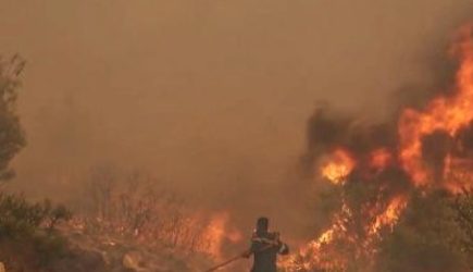 Пожар уничтожает целые деревни: в Греции людей эвакуируют десятками тысяч