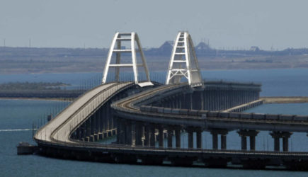 Путин предложил вынести Крымский мост на обложку учебника по истории