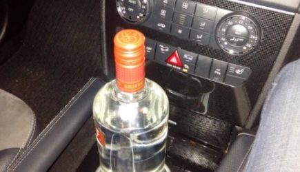 Почему в машине нужно обязательно возить бутылку водки?
