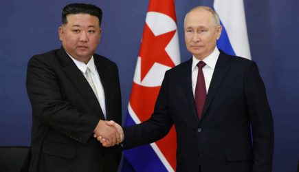 Путин подарил Ким Чен Ыну перчатку от скафандра, побывавшую в космосе