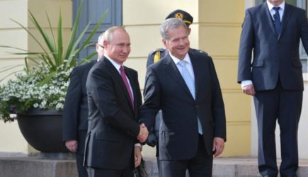 Президент Финляндии устроил провокацию на встрече с Путиным