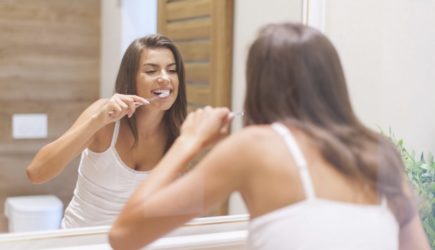Останетесь без зубов: как часто надо менять щётку?