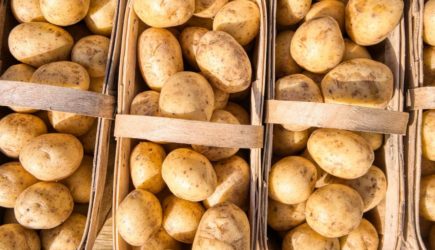 Почему картошку строго запрещено хранить рядом с луком