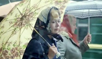 В «Служебном романе» нашли киноляп с зонтиком Оли Рыжовой