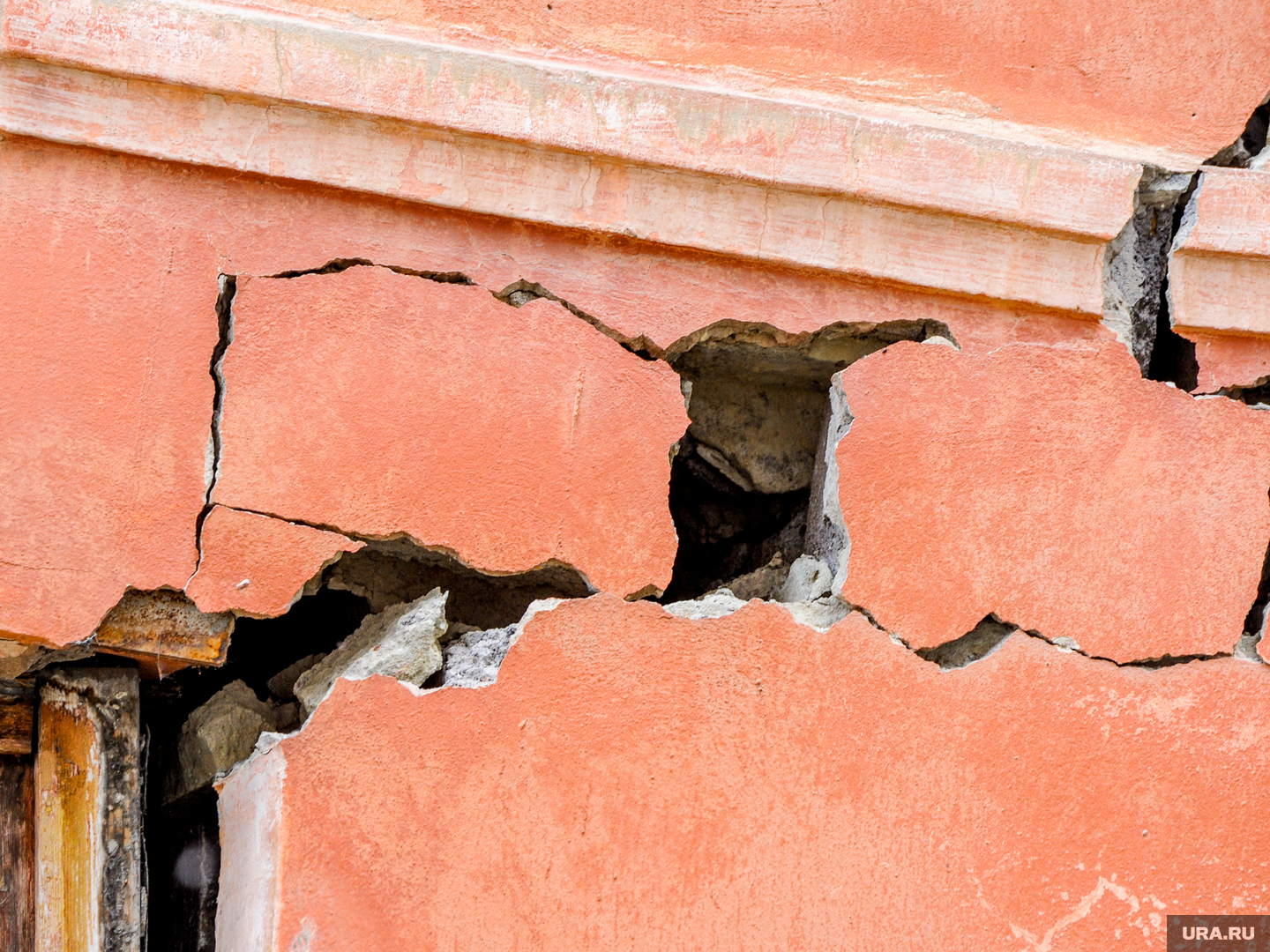 Трещины в стене здания. Трещина в частном доме. Треснувший дом. Разрушение фасада здания. Трещина в частном доме.