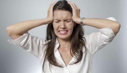 Невролог рассказал о нежелательных действиях при головной боли