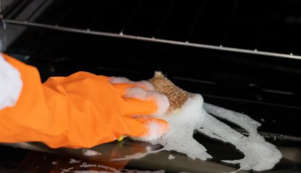 Один фантастический трюк позволит отмыть до блеска духовку: хозяйкам на заметку