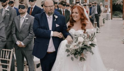 Слепая невеста завязала гостям глаза на своей свадьбе