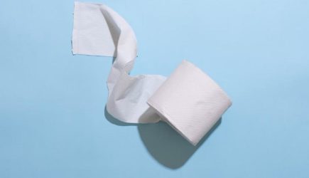 Запах грязной одежды в шкафу: спасет хитрость с туалетной бумагой