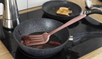 Как отмыть пригоревшую сковородку: потратите пару минут — 4 малоизвестных способа