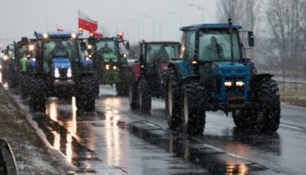 Польские фермеры напали на фуры украинцев на границе